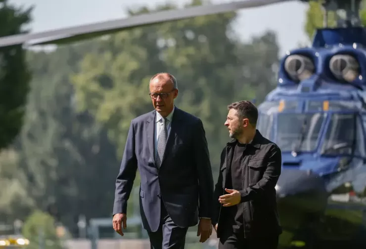 Tổng thống Ukraine Volodymyr Zelensky gặp Thủ tướng Đức Friedrich Merz tại Berlin (Đức) trước khi họp trực tuyến với Tổng thống Mỹ Donald Trump và các lãnh đạo châu Âu. Ảnh: POOL