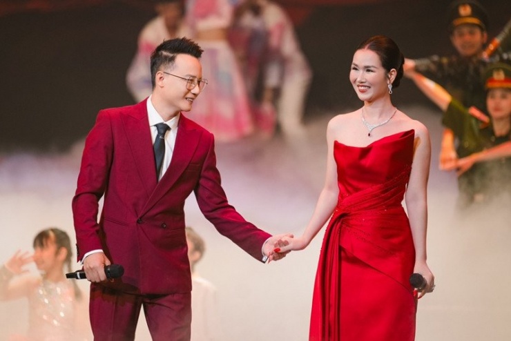 Hoàng Bách và Võ Hạ Trâm rạng rỡ nắm tay nhau trên sân khấu.&nbsp;