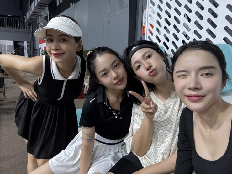 Lyly thoải mái chụp ảnh cùng hội chị em với caption ngắn gọn: "Làm tý thể thao".