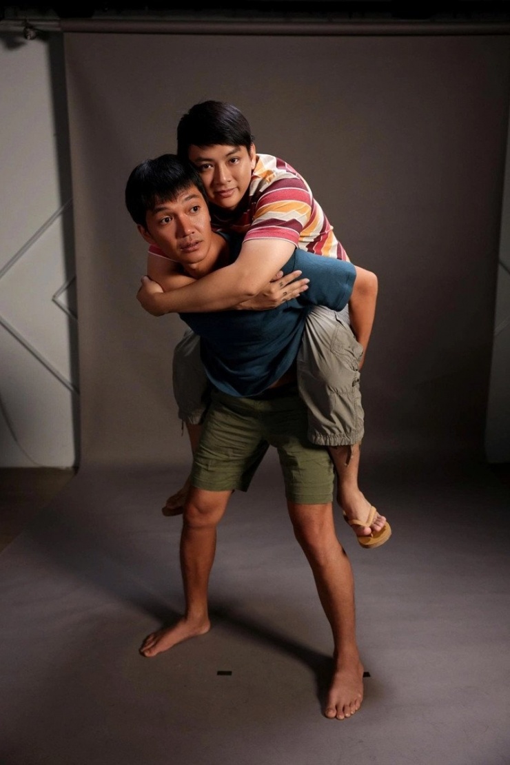 Diễn viên Quang Tuấn hài hước cõng Hoài Lâm trong buổi chụp ảnh cho dự án âm nhạc mới.