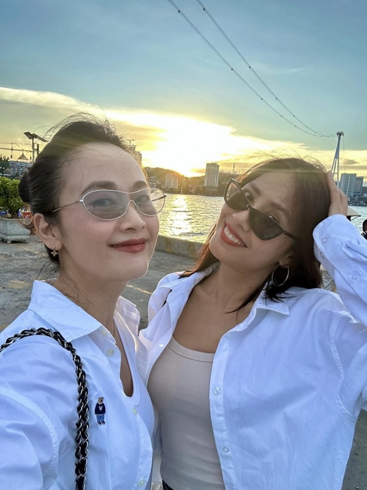 Á hậu Nguyễn Thị Loan cùng người đẹp Lê Nhã Uyên từng thi Hoa hậu Việt Nam 2010 đón hè muộn ở Quảng Ninh.