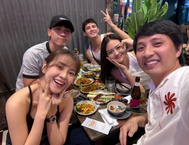 Diễn viên Tam Triều Dâng, Trần Ngọc Vàng và Thùy Anh vui vẻ tụ tập ăn uống giữa tuần bận rộn.