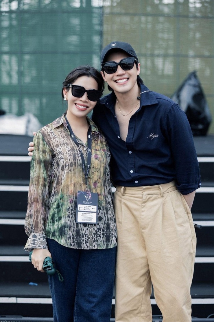 MC Diệp Chi rạng rỡ bên Noo Phước Thịnh giữa nắng Thủ đô, háo hức chia sẻ suy tư về V Concert.