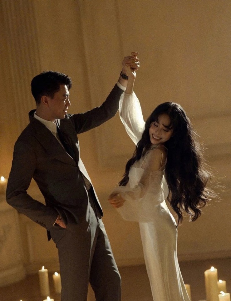 Vợ chồng Kiều Anh - Văn Quỳnh lãng mạn kỷ niệm 12 năm hôn nhân.