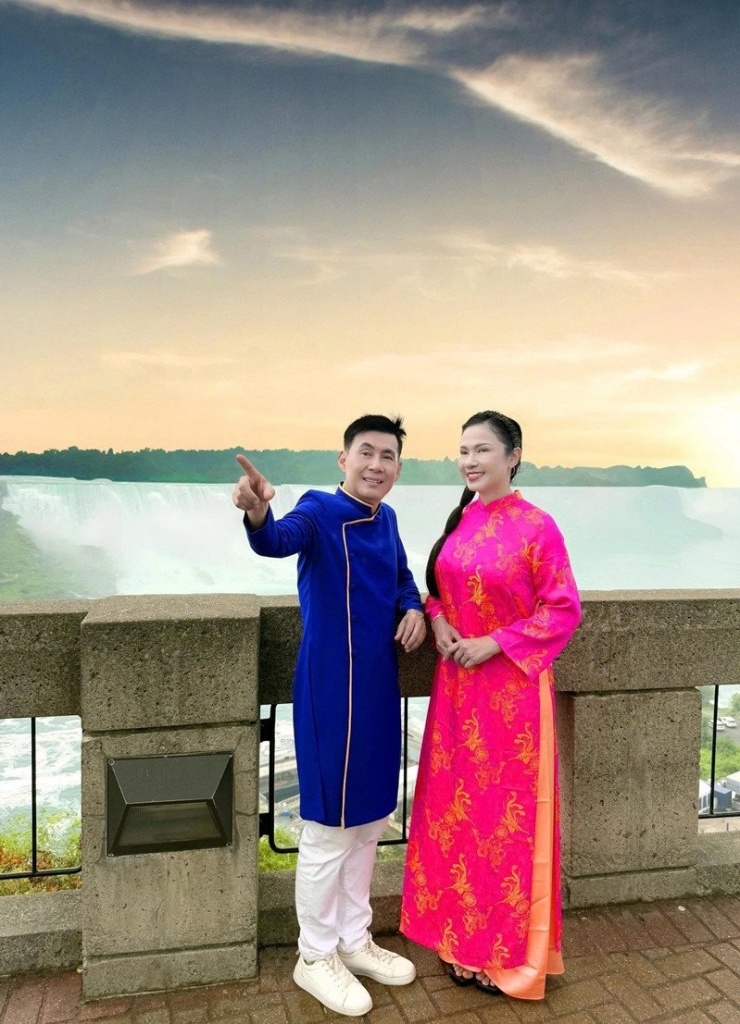 Ca sĩ Đoan Trường và Việt Trinh thanh lịch trong tà áo dài truyền thống, check-in cùng nhau.