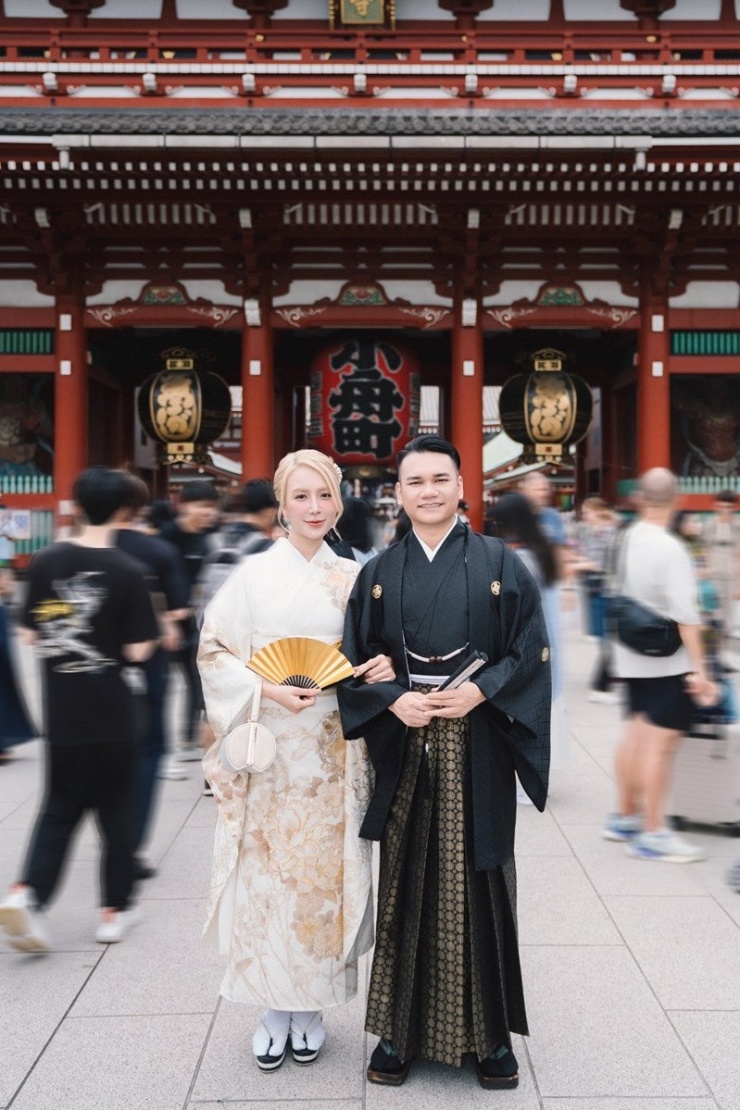 Vợ chồng Khắc Việt và Thảo Bebe dễ thương hóa thân "bác trưởng làng" và "cô gái thành thị".