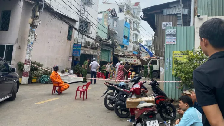 Công an phong tỏa hiện trường, khám nghiệm điều tra. Ảnh: HT