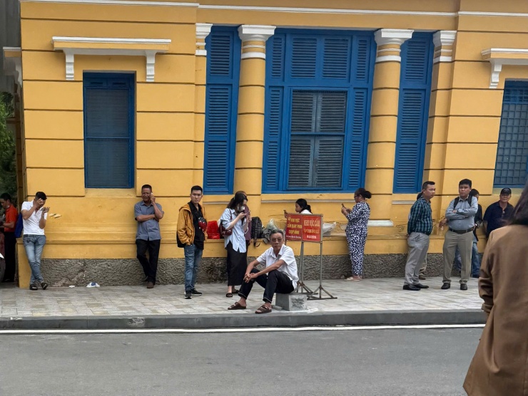 Nhiều người xuất hiện trước cổng toà, theo dõi phiên xử từ xa