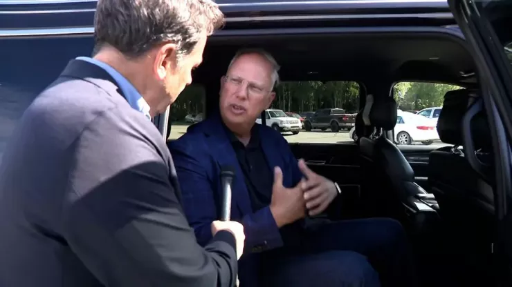 Ông Kirill Dmitriev - Đặc phái viên của Tổng thống Nga - trả lời phỏng vấn đài CNN ngay sau khi tới Alaska hôm 14-8 (giờ địa phương). Ảnh: CNN Ông Kirill Dmitriev - Đặc phái viên của Tổng thống Nga - trả lời phỏng vấn đài CNN ngay sau khi tới Alaska hôm 14-8 (giờ địa phương). Ảnh: CNN