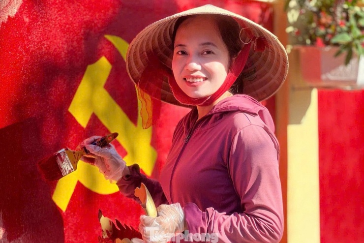 Chị Minh Thụy cho biết, ý tưởng làm đường cờ này xuất phát từ tình yêu nước, niềm tự hào dân tộc. “Ngay lối vào nhà tôi là bờ tường dài thuộc cơ quan rừng phòng hộ. Ban đầu, tôi chỉ đặt những chậu hoa trên bờ tường. Các ngày lễ lớn của dân tộc, trên các phương tiện truyền thông đều có hình ảnh treo cờ, pano, áp phích,… vợ chồng tôi nghĩ: “Tại sao mình không làm một con đường cờ hoa nhỉ?”. Năm 2023, vợ chồng tôi xin phép đơn vị rừng phòng hộ được vẽ trang trí lên bờ tường và nhận được sự đồng ý, ủng hộ nhiệt tình”, chị Thụy chia sẻ.
