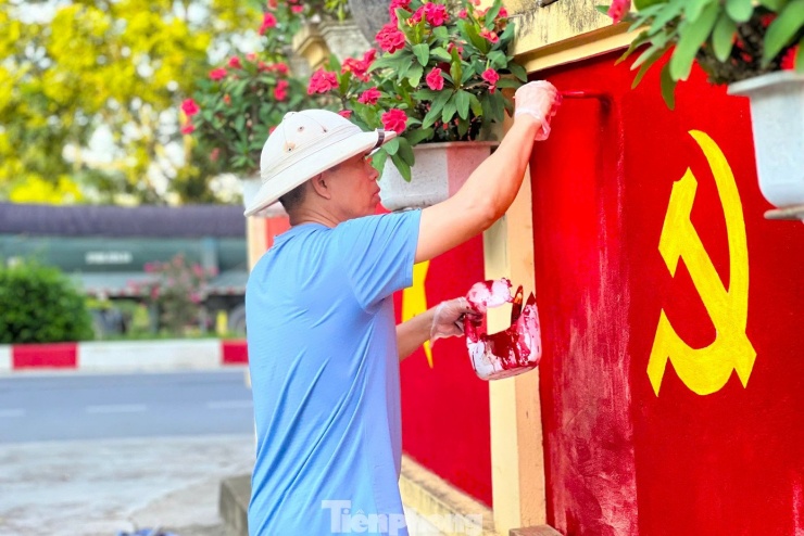 Quá trình thực hiện, vợ chồng chị Thụy đo đạc tỉ mỉ từng khoảng tường, vẽ hình ngôi sao vàng, hình búa liềm và các chi tiết khác theo kích thước chuẩn. Xen kẽ giữa cờ Tổ quốc, cờ Đảng là những chậu hoa đầy màu sắc. Tất cả tạo nên một bức tranh rực rỡ. ﻿“Năm đầu tiên thực hiện, vợ chồng tôi mất khoảng 7 ngày để hoàn thiện con đường cờ này. Những năm tiếp theo, đến các ngày lễ lớn của dân tộc như 30/4 hay 2/9, lễ Tết, chúng tôi sẽ sơn sửa, làm mới để giữ con đường luôn đẹp và đầy khí thế. Quá trình sơn sửa chỉ mất vài ngày”, chị Thụy cho hay.