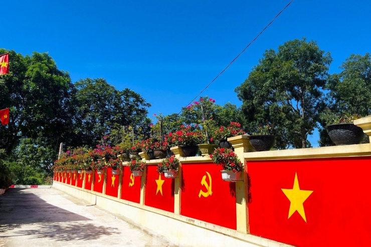 Con đường cờ Tổ quốc, cờ Đảng rực rỡ trong nắng.