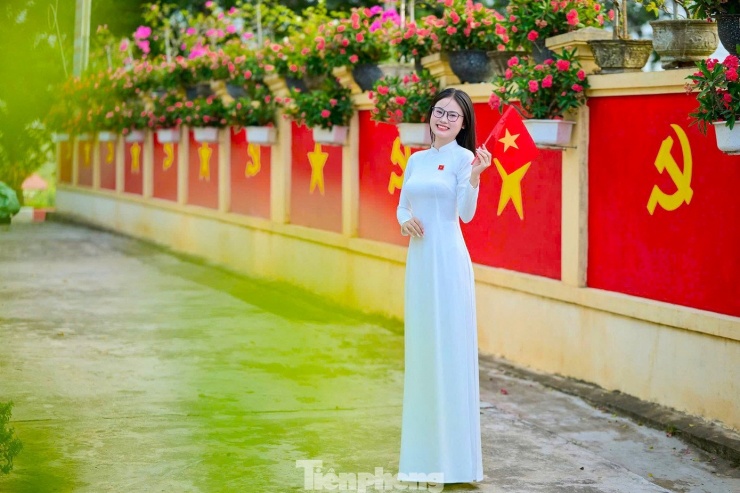 Chị Thụy cho hay, nơi chị sinh sống là xã miền núi, không có nhiều công trình kỷ niệm hay điểm chụp ảnh đẹp. Do đó, sau khi hoàn thiện con đường cờ này, chị đã chụp ảnh và chia sẻ lên mạng xã hội. Hình ảnh đường cờ nhanh chóng lan tỏa và trở thành địa điểm yêu thích của nhiều người dân trong vùng, đặc biệt là các bạn trẻ.