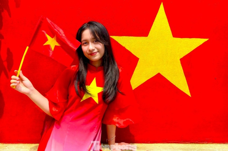 Không chỉ tạo nên một công trình đẹp mắt, vợ chồng chị Thụy còn góp phần thắp lên tình yêu nước, tinh thần tự hào dân tộc trong cộng đồng.
