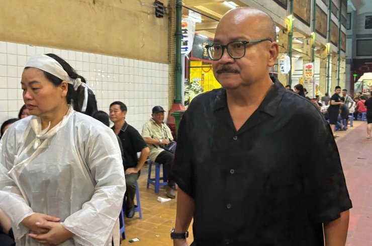 "Tôi đến thắp cho em nén nhang, mong cho em được siêu thoát. Lâu nay tôi biết Hải bệnh nhưng cũng không thường xuyên gặp vì tình hình sân khấu không còn như xưa. Tôi thương Hải lắm, bây giờ Hải đi để lại vợ và con nhỏ, cuộc sống khó khăn", nghệ sĩ Hoàng Sơn nói.