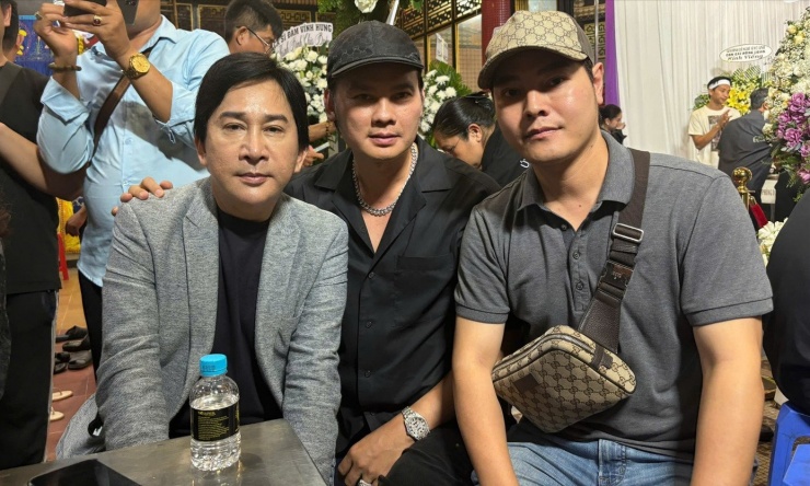 Nghệ sĩ Kim Tiểu Long (giữa) cùng NSƯT Kim Tử Long, ca sĩ Nhật Minh tại đám tang của nghệ sĩ Bắc Hải.