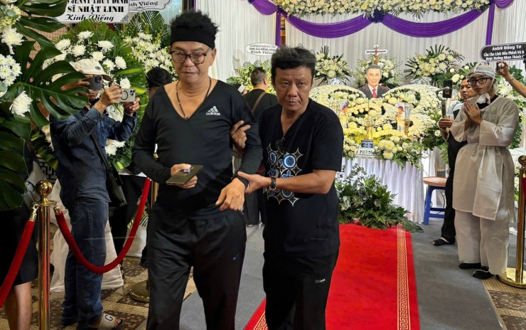 MC Duy Thanh (trái) cho biết anh thân thiết với Bắc Hải từ những năm 1990-2000, lưu diễn khắp các sân khấu. Dù bị tai biến, đi lại khó khăn nhưng anh vẫn sắp xếp đến viếng đồng nghiệp.