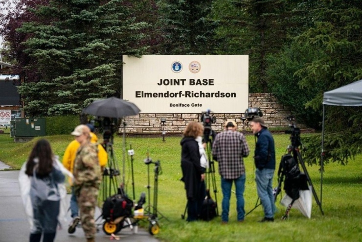 Các phóng viên tập trung bên ngoài Căn cứ Liên hợp Elmendorf-Richardson. (Ảnh: Bloomberg)