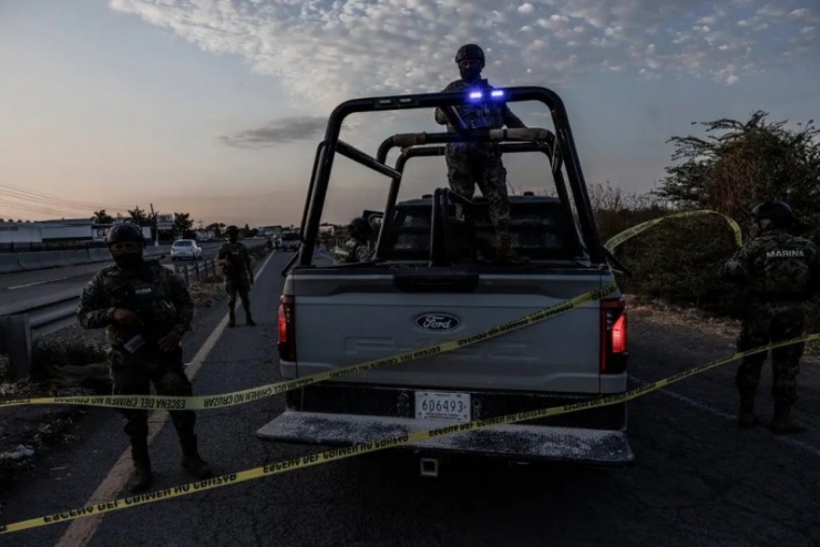 Các thành viên của lực lượng Hải quân Mexico đang canh gác hiện trường vụ án ở Culiacán, Sinaloa hồi tháng 6. Ảnh: Getty.