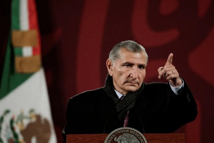 Thượng nghị sĩ Adán Augusto López Hernández khi còn là Bộ trưởng Nội vụ Mexico. Hiện ông là tâm điểm của vụ bê bối liên quan đến cựu Thư ký an ninh và Cảnh sát trưởng bang Tabasco.