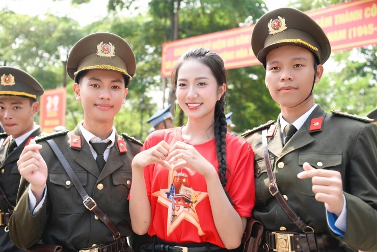 Hoa hậu Hà Trúc Linh chụp ảnh cùng các chiến sĩ. Có mặt tại Đại học Quốc gia Hà Nội, cơ sở Hòa Lạc để tham dự sự kiện từ sớm, cô cảm phục sự vất vả của các khối diễu binh, diễu hành A80 khi tập luyện dưới tiết trời nắng nóng. "Trời hôm nay rất nóng nhưng tôi nhìn thấy ở gương mặt, ánh mắt của các đồng chí sự nghiêm túc, nhiệt huyết. Điều đó đã truyền cảm hứng rất nhiều cho thế hệ trẻ chúng tôi", cô chia sẻ.