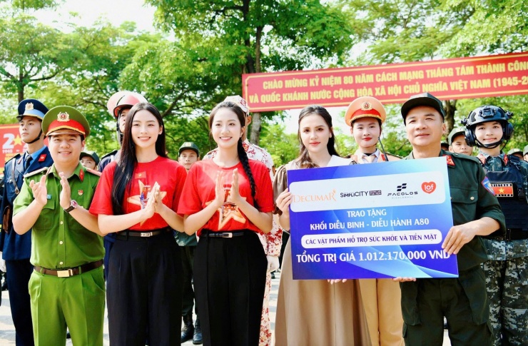 Hoa hậu Hà Trúc Linh, Á hậu Vân Nhi cùng các người đẹp đã đại diện các nhà tài trợ trao tặng các phần quà có tổng trị giá hơn một tỷ đồng tới các học viên, cán bộ, chiến sĩ tiêu biểu của các khối A80.