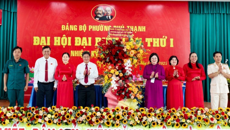 Bà Văn Thị Bạch Tuyết, ủy viên Ban thường vụ Thành ủy, trưởng Ban tổ chức Thành ủy tặng hoa chúc mừng Đại hội. Ảnh: N. TÂN