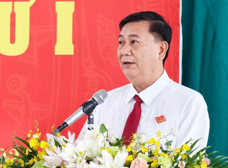 Ông Phan Sỹ Đạt, Chủ tịch UBND phường Phú Thạnh báo cáo tại đại hội. Ảnh: N. TÂN