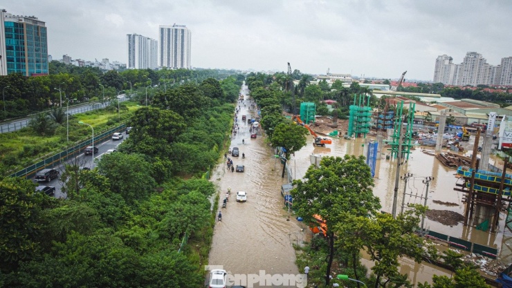 Sau cơn mưa lớn rạng sáng nay (15/8), một số điểm ở đường gom, hầm chui dân sinh tại Đại lộ Thăng Long ngập sâu.