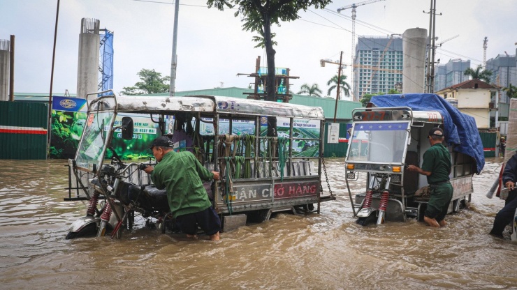 Đường gom đại lộ Thăng Long ngập sâu, hàng loạt phương tiện hỏng hóc, chết máy - 4