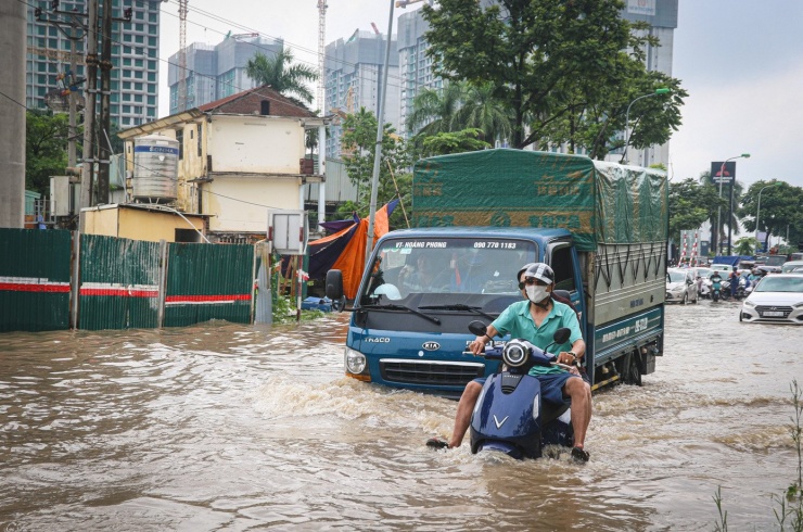Đường gom đại lộ Thăng Long ngập sâu, hàng loạt phương tiện hỏng hóc, chết máy - 5