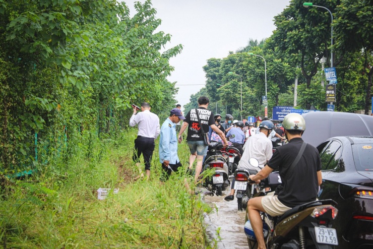 Đường gom đại lộ Thăng Long ngập sâu, hàng loạt phương tiện hỏng hóc, chết máy - 6