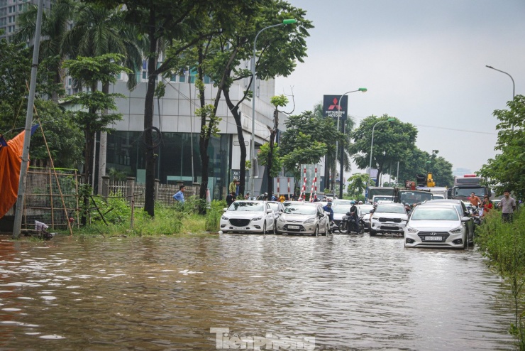 Hàng dài ô tô, xe máy xếp hàng không dám đi qua khu vực ngập sâu.