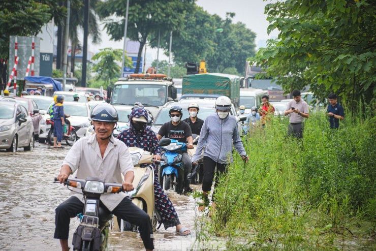 Việc di chuyển qua khu vực trên vô cùng khó khăn.