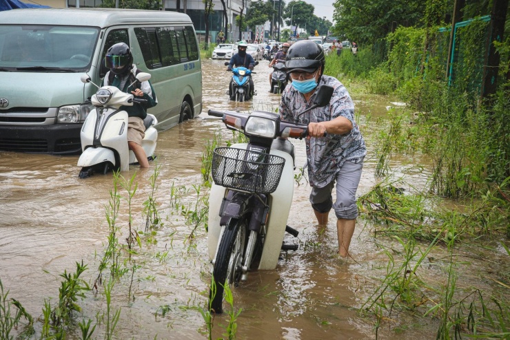 Đường gom đại lộ Thăng Long ngập sâu, hàng loạt phương tiện hỏng hóc, chết máy - 8