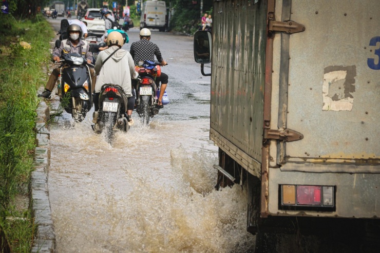 Các phương tiện "thoát thân" bằng cách đi ngược chiều, trèo lên vỉa hè... để tránh chỗ ngập.