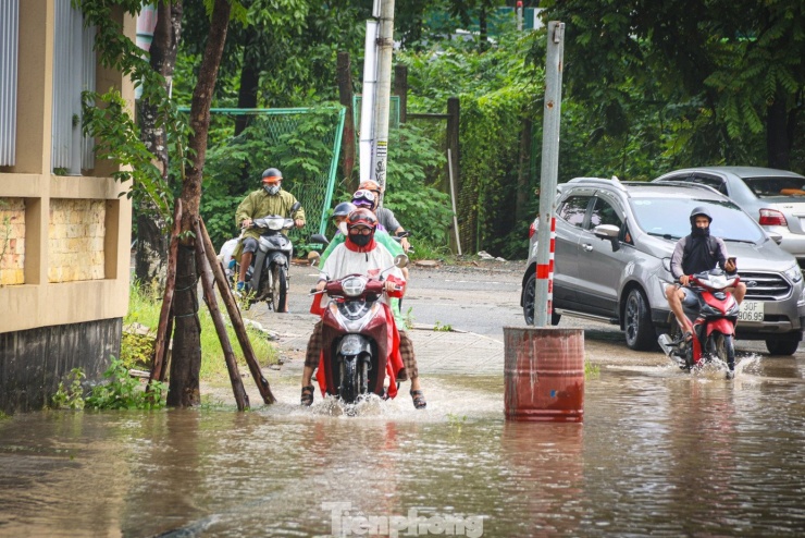 Đường gom đại lộ Thăng Long ngập sâu, hàng loạt phương tiện hỏng hóc, chết máy - 9