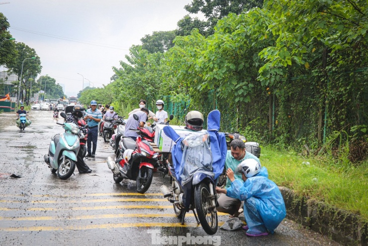 Đường gom đại lộ Thăng Long ngập sâu, hàng loạt phương tiện hỏng hóc, chết máy - 14