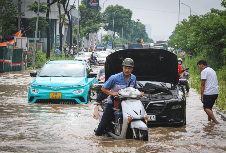 Nhiều ô tô, xe máy chết máy tại các đoạn ngập sâu.