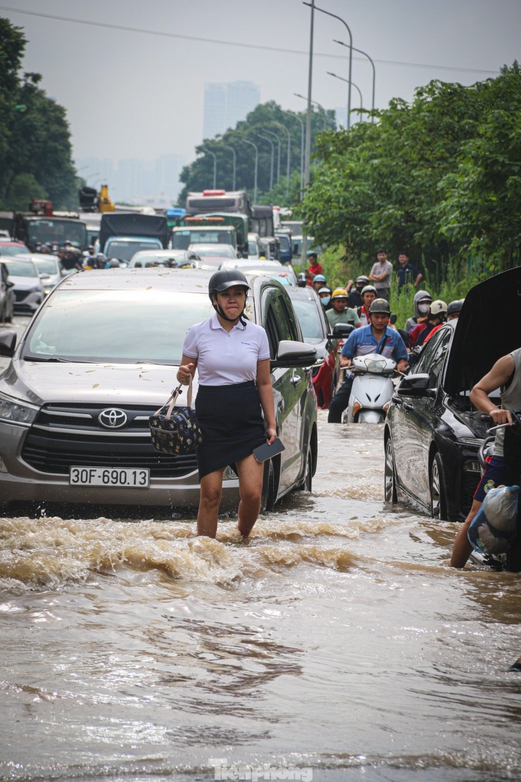 Theo chị Hải Anh (phường Đại Mỗ), từ khi điều chỉnh giao thông dọc đường gom Đại lộ Thăng Long, chị đi làm từ 7h sáng để tránh tắc và nếu ngập có thể di chuyển bằng đường khác để kịp đi làm. "Cẩn thận là thế nhưng cơn mưa sáng nay làm đường ngập sâu. Cố đi rất dễ hỏng xe nên tôi đành gửi xe và nhờ đồng nghiệp tới đón", chị cho hay.