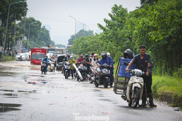 Hàng loạt phương tiện chết máy, khi mực nước ngập quá nửa bánh xe.