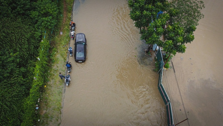 Đường gom Đại lộ Thăng Long (gần khu vực Thiên đường Bảo Sơn) là điểm đen ngập lụt của Hà Nội từ nhiều năm nay. Cứ sau mỗi đợt mưa lớn, đoạn đường này lại trở thành nỗi kinh hoàng với người dân.