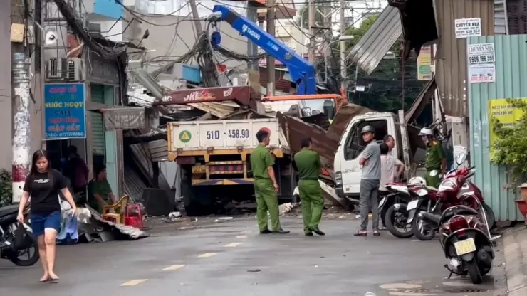 Công an khám nghiệm hiện trường, phục vụ điều tra. Ảnh: HT