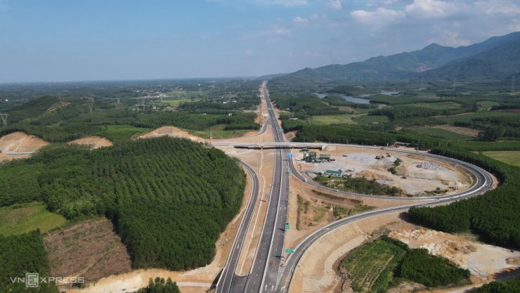 Cao tốc Vũng Áng - Bùng khởi công tháng 1/2023 với tổng vốn hơn 12.540 tỷ đồng. Điểm đầu tại nút giao xã Kỳ Hoa, tỉnh Hà Tĩnh, kết nối cao tốc Hàm Nghi - Vũng Áng. Điểm cuối tại xã Bố Trạch, tỉnh Quảng Trị, được đấu nối với cao tốc Bùng - Vạn Ninh (đã thông xe tháng 4) tại nút Phong Nha.