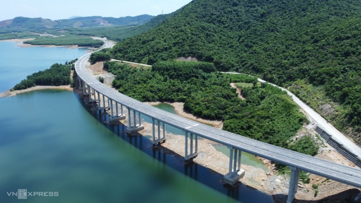 Cao tốc qua Hà Tĩnh dài 13 km và Quảng Trị hơn 42 km. Giai đoạn một của dự án quy mô 4 làn xe, nền đường rộng 17 m, vận tốc thiết kế 80-90 km/h. Dự án do Ban Quản lý dự án 6 (Bộ Xây dựng) làm chủ đầu tư.