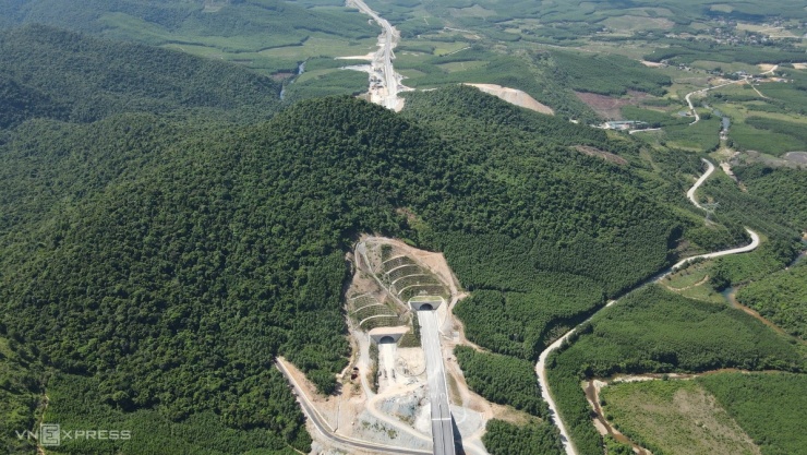 Hầm Đèo Bụt - hạng mục quan trọng nhất trên cao tốc Vũng Áng - Bùng dài gần một km, vốn đầu tư hơn 1.000 tỷ đồng. Hầm đi qua dãy núi Đồng Nang, thuộc Hà Tĩnh, được thiết kế hai ống, tim hầm trái cách tim hầm phải 45 m. Hầm trái dài 716 m, hầm phải dài 840 m, chiều rộng mỗi hầm 15 m, cao 8 m.