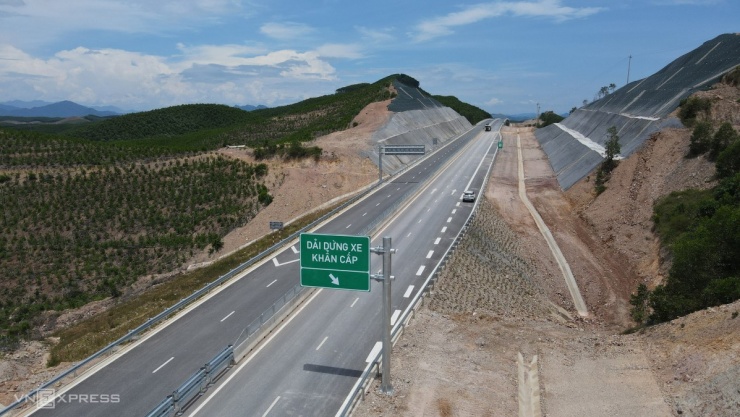 Cũng giống cao tốc Vũng Áng - Bùng, cao tốc Vạn Ninh - Cam Lộ không có làn dừng khẩn cấp, chỉ bố trí một số điểm dừng khẩn cấp cách quãng 4-5 km/điểm.