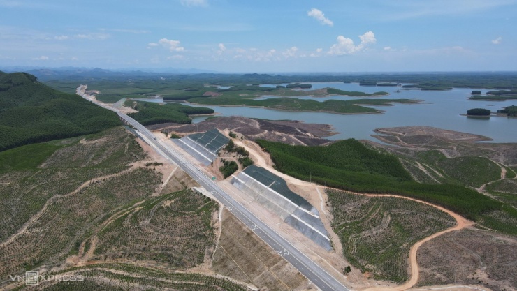 Cao tốc Vạn Ninh - Cam Lộ được khởi công vào tháng 1/2023, do Ban Quản lý dự án đường Hồ Chí Minh làm chủ đầu tư với tổng vốn gần 9.920 tỷ đồng. Tuyến cao tốc dài 65,5 km, bắt đầu từ xã Vạn Ninh, nối tiếp với cao tốc Bùng - Vạn Ninh tại nút giao quốc lộ 9B và cầu vượt đã hoàn thành. Toàn tuyến có địa hình tương đối bằng phẳng, chỉ riêng đoạn qua hồ An Mã cần phải xẻ núi.