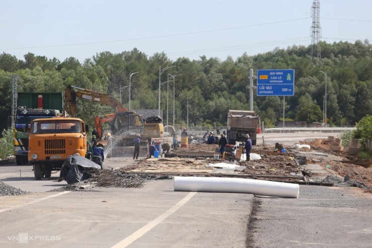 Nhà thầu huy động máy móc hoàn thành đoạn đường còn dang dở.