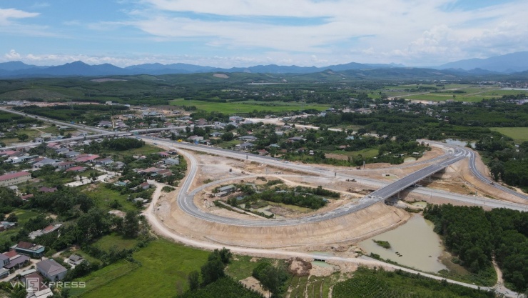 Điểm cuối của tuyến cao tốc Vạn Ninh - Cam Lộ nằm tại xã Hiếu Giang, tỉnh Quảng Trị, nơi kết nối với cao tốc Cam Lộ - La Sơn. Tại đây, nút giao và cầu vượt quốc lộ 9 đang được gấp rút thảm bêtông nhựa và hoàn thiện các hạng mục cuối cùng của đường, cầu và đường dẫn.